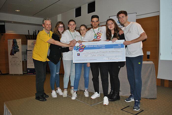 La squadra dell’Istituto Salesiano San Zeno di Verona: gli allievi Nicolò Castellini, Elisa Aldà, Alessia Perina, Daniela Untescu, Federico Bonetti, il professor Mirko Salzani e Chiara Morando