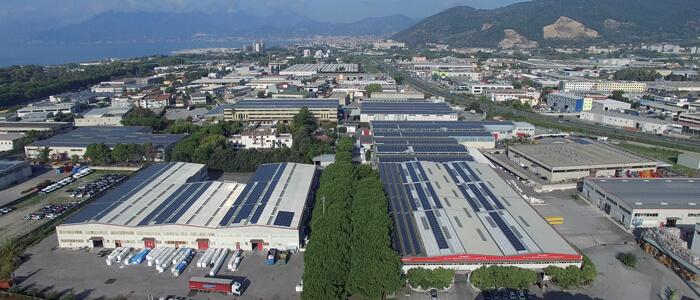 De Luca invests in bags and continues to grow