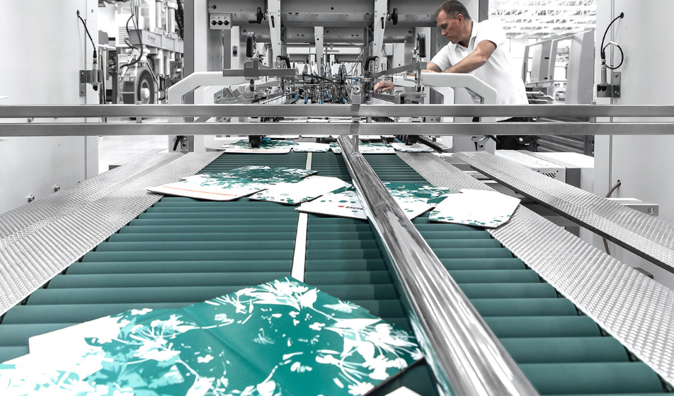 Customer-centric BOBST EXPERTFOLD: new 106 and 215 versions for corrugated board folder-gluing
